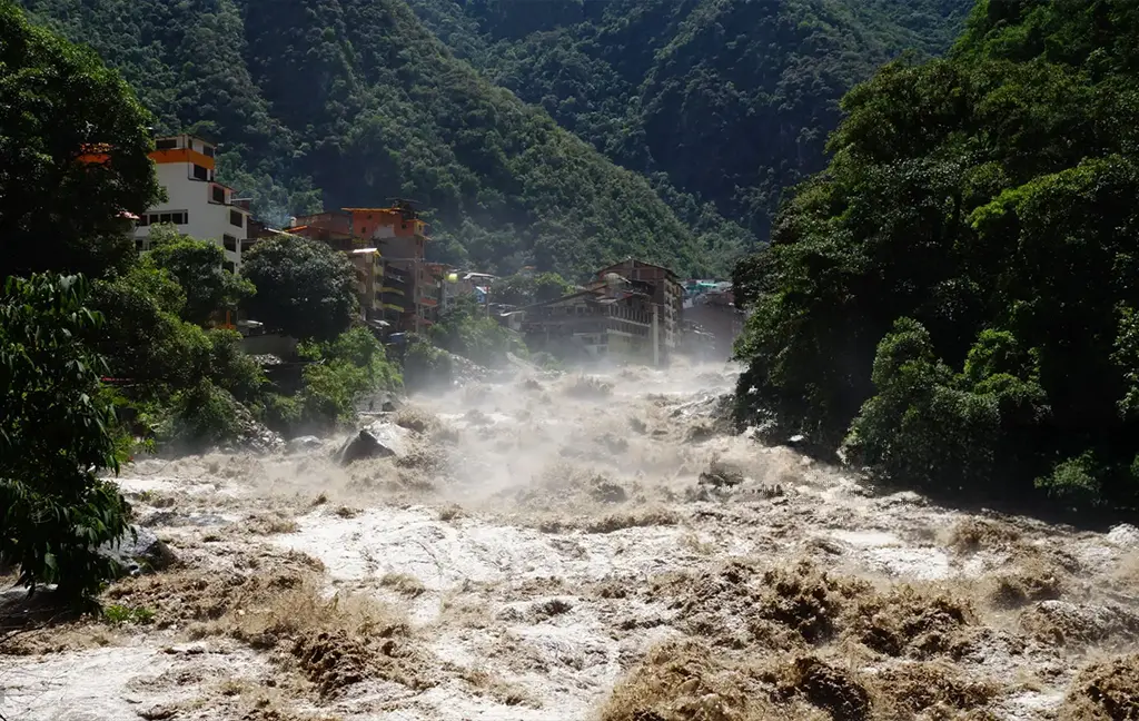 aguas calientes river